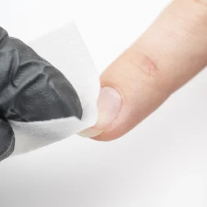 2. Clarificar y quitar toda la oleosidad con un paño sin pelo