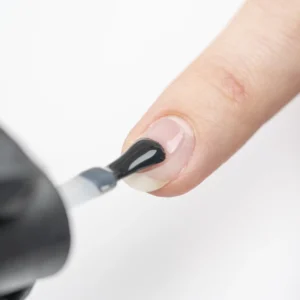 3. Aplica una fina capa de BASE COAT (sku 001) y cura 30 segundos en cabina