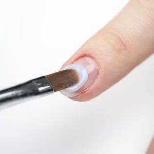 6. Toma una pequeña perla de EASY GEL comienza a moldearlo con pincel y solución etílica. Cura en cabina por 60 segundos. Aplica Top Coat, cura y listo!
